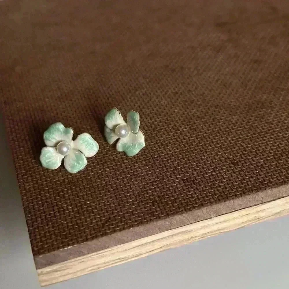 Four-Petal Gradient Flower With Pearls Earrings